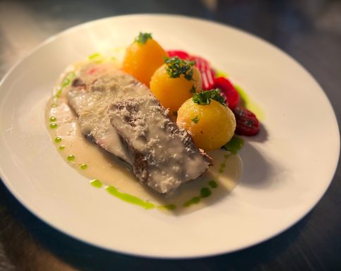 Rinderbraten auf Sahne Meerrettich Soße, dazu Kartoffeln 